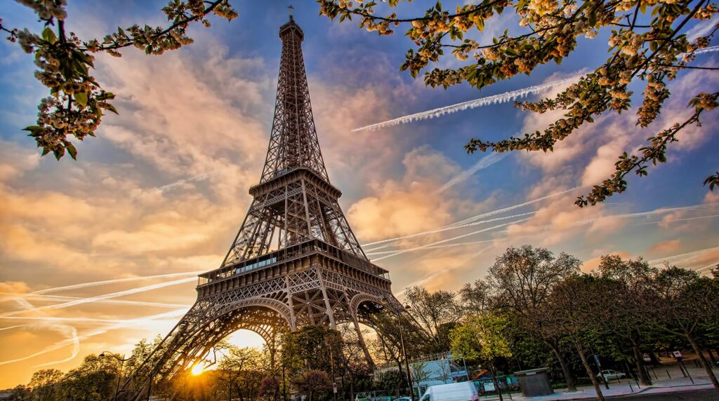 Sunset-at-the-Eiffel-Tower-Things to Do in Paris