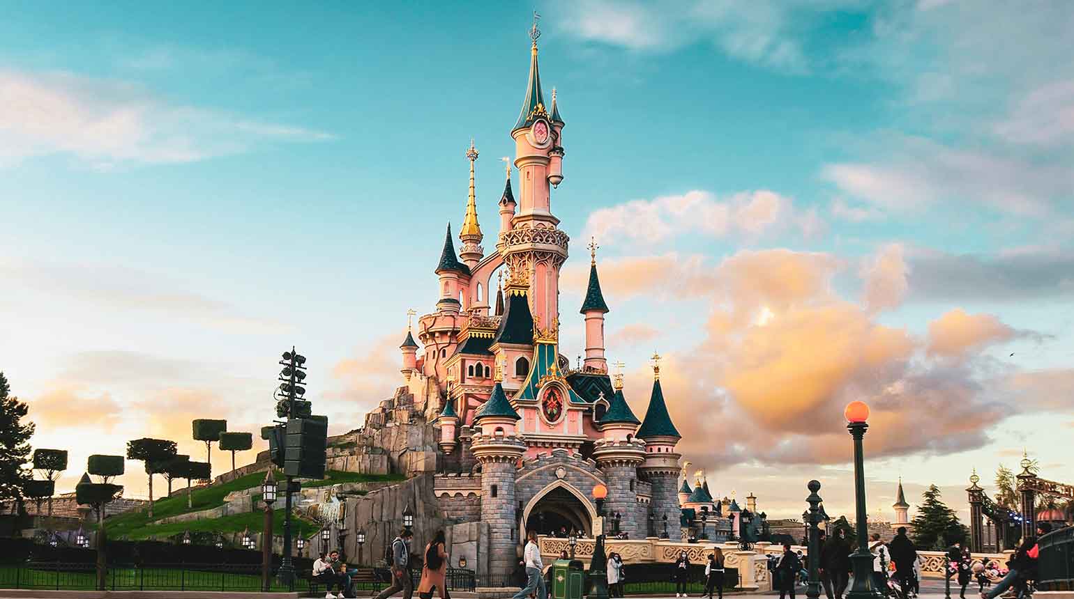 11Disneyland-best-Theme-Parks-in-the-World