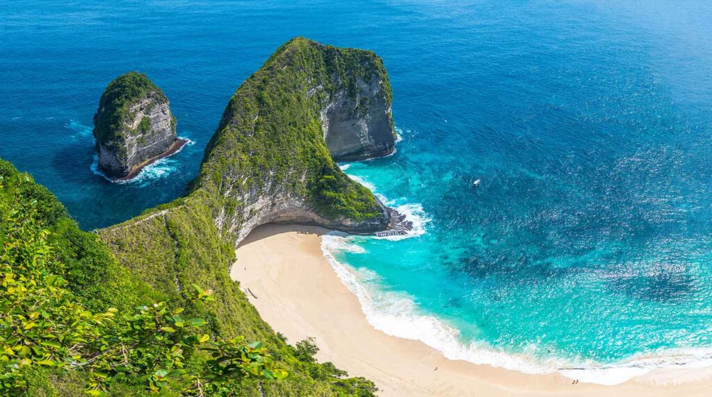 Nusa-Penida-(Kelingking-Beach)-Worthy-Travel-Spots-to-Visit-in-2025